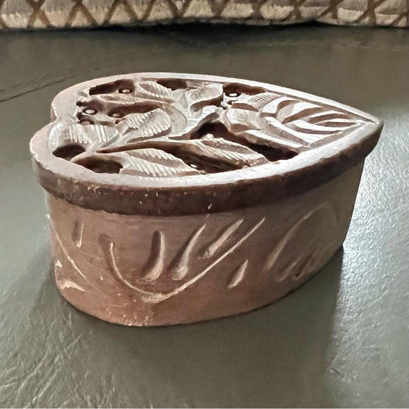 Vintage SOAPSTONE Hand-carved ROSE DESIGN Motif BEAUTIFUL Stone TRINKET BOX - Picture 7 of 14